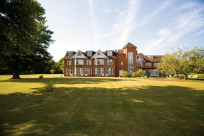  Grovefield House Hotel  Slough